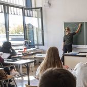 Mit Schal und Mütze im Unterricht
