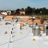 Ganz in Folie: Dach der Turnhalle an der Pauline-Thoma-Schule wird für über 700000 Euro erneuert