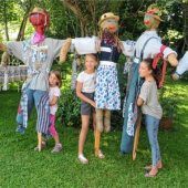 Kinder gestalten Vogelscheuchen