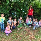 Feenkinder erforschen Umweltgarten