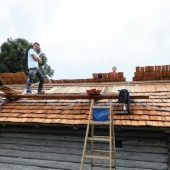 Dach im Keltengehöft repariert