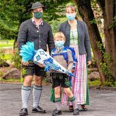 Erster Schultag in fescher Tracht