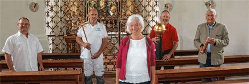 Abschluss der Renovierung an der Aschauer Kreuzkapelle: Franz Bartl vom bautechnischen Planungsbüro aus Kolbermoor, Malermeister Walter Bilek, der das neue Kreuz brachte, Verwaltungsleiterin Regina Schlemer der Aschauer Pfarrei Darstellung des Herrn sowie Spenglermeister Herbert Wimmer mit der neu vergoldeten Kugel und Kirchenpfleger Werner Weyerer mit der kupfernen Zeitkapsel. Foto rehberg