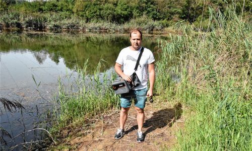 Ärger am Gewässer: Seit dem Vorfall am Grießenbach darf Christian Ludwig nicht mehr angeln. Seine Angelausrüstung hatte er nur für das Foto dabei. Foto Schlecker