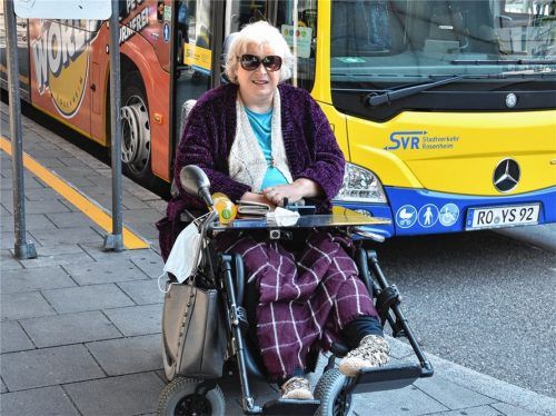 Ärgert sich über den Rosenheimer Stadtverkehr: Sandra Gläser (48) sitzt seit sechs Jahren im Rollstuhl. Vor einigenTagen hat sich ein Busfahrer geweigert, die Rollstuhlrampe auszuklappen.Foto Schlecker