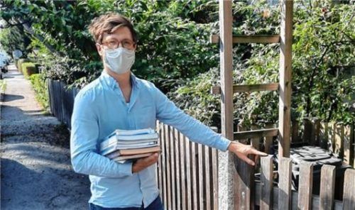 Alexander Nietsch, Lehrer an der FOS/BOS, brachte seinen Schülern, die in Quarantäne sind, ihre Lehrbücher.