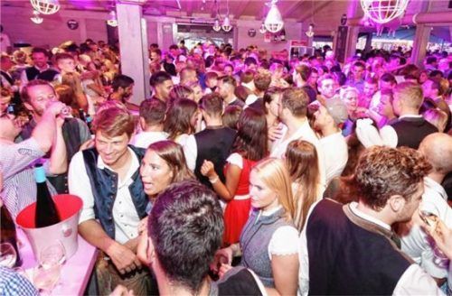 Alle in Tracht: Blick in den Proseccostadl 2019. Foto stuffer