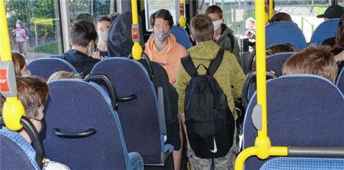 Alle Sitzplätze belegt, und gestanden wird mittags auf dem Heimweg aus der Schule auch. „Das passt doch nicht zu den Corona-Spielregeln“, findet eine Mutter. Foto Ammelburger