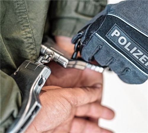 Als ein Betrüger aus Kolbermoor nach zwei Jahren im Ausland nach Deutschland zurückkehrte, klickten die Handschellen. Foto  Polizei