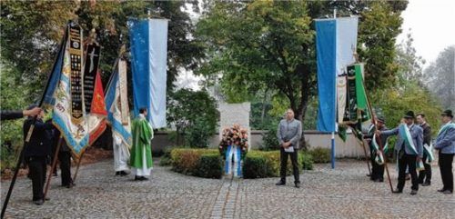 Am Kriegerdenkmal wurde zum Gedenken ein Kranz niedergelegt. Foto re