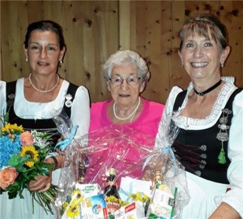 Anni Eckleder (Mitte) mit den Gratulanten Margret Hinteregger (links), Zweite Vorsitzende des Trachtenvereins und Schriftführerin Erika Spohn.Foto  re