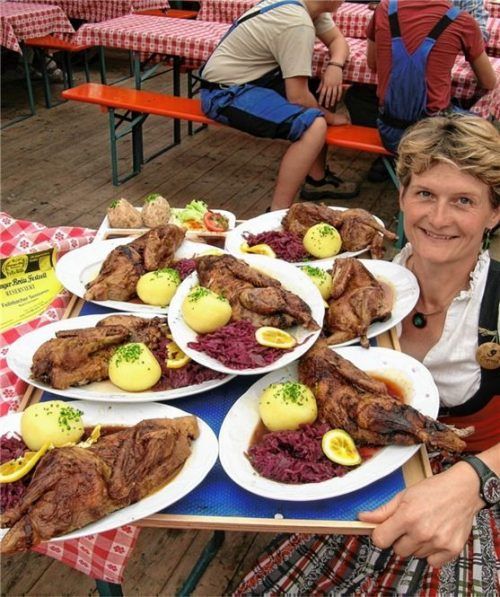 Antn statt Ant‘n, Knödl statt Knöd‘l: Allerlei Köstlichkeiten bringt die Irmi hier auf der Wiesn 2006. Foto ruprecht