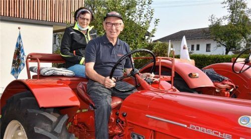 Anton Hohlbeck aus Mühldorf hatte seine Ehefrau Rosa mitgebracht. Die beiden sitzen auf einem Porsche-Traktor, der dem jugendlichen Anton Hohlbeck einst das Leben rettete.