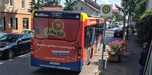 Auch hier an der Haltestelle nahe des Rathauses steigen morgens Schüler in die Linie 9 ein, um nach Rosenheim zu kommen. Foto weinzierl