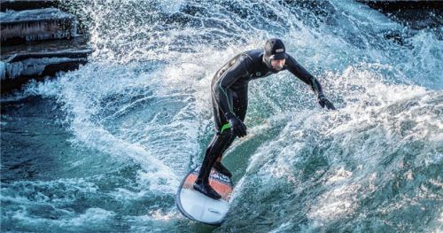 Auch im Winter auf dem Brett: Andy Lammerer surfte sogar bei minus 12 Grad im Münchener Eisbach. Die Wassertemperatur betrug nur 0,4 Grad.