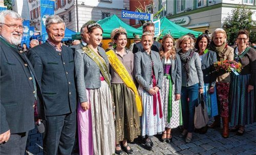 Auf der Schmankerlstraße 2019: Auch „gekrönte Häupter“ und Vertreter aller politischen Ebenen sowie die Veranstalter selbst kommen gerne nach Rosenheim, um sich die Vielfalt der Schmankerl aus der Region schmecken zu lassen.