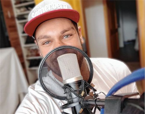 Auf Sendung: Christian Bauer aus Samerberg hat Mitte September einen Gemeinde-Podcast gestartet. Darin möchte er über Themen aus den vergangenen Gemeinderatssitzungen sprechen.Foto  RE