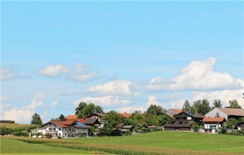 Auf Wunsch der Anwohner soll der Lärmschutzwall nördlich der neuen A8 durchgehend zehn Meter hoch sein, ohne im freien Gelände zwischen den beiden Ortsteilen auf acht Meter abgesenkt zu werden.Foto rehberg