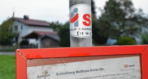 Aufkleber, wie hier am Schloßberg, oder Schilder weisen darauf hin, welche Bushaltestellen auch vom Anrufsammeltaxi angefahren werden. Foto Kuhn