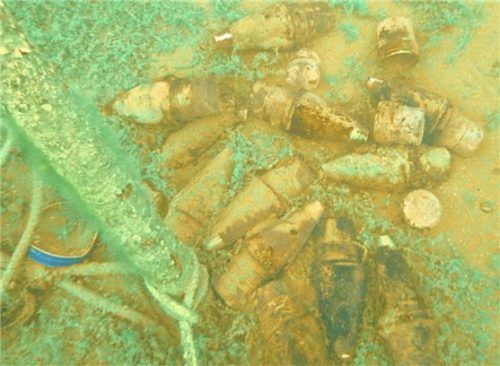 Aus eineinhalb Metern Tiefe aus dem Chiemsee geborgen: 13 scharfe Sprengzünder und eine Granate. Foto POlizei