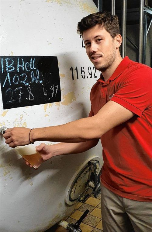 Max Vetter und sein Bier. Foto Enzinger