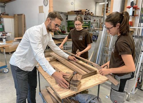 Aus Nussbaumholz stellen Luisa Schmidt (rechts) und Birgit Hengstberger eine Schmuckschublade her. Sebastian Grandl von der Grandl Sauna- und Innenausbau GmbH in Edling hat die jungen Frauen als Auszubildende zu Schreinerinnen eingestellt.Foto Klemm