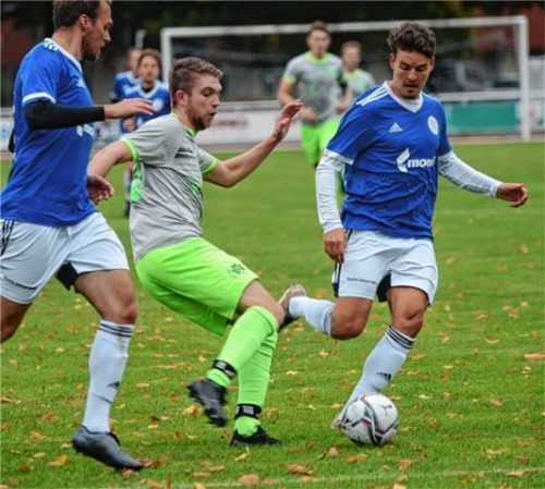 Bad Aiblings Christian Vogt wird hier von zwei Raublinger Spielern attackiert.Foto Ruprecht