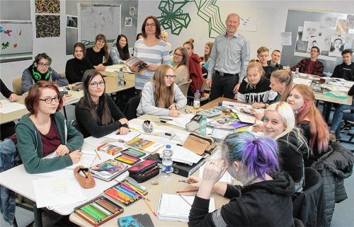 Beengte Verhältnisse prägen derzeit den Alltag an der BOS in Rosenheim. Unser Archivbild aus dem Jahr 2019 zeigt Schulleiter Dr. Marko Hunger und Lehrerin Verena Hugger beim Unterricht in einem der Klassenzimmer.Foto Archiv Reisner
