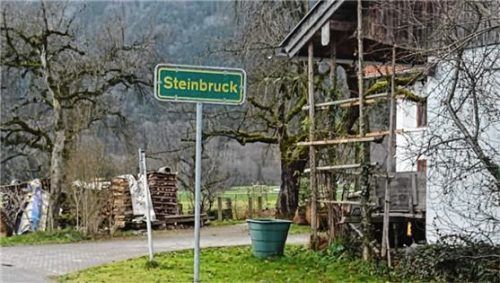 Bei der Einfahrt nach Kleinholzhausen – im Dialekt wird das „Hoiz“ hier betont – geht es über die Brücke bei Steinbruck, wo die Bruck, hochdeutsch wie bairisch, betont wird. Foto Höfer