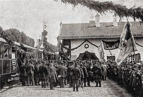 Bei der Einweihung 1914 war an allen Haltepunkten entlang der Strecke buchstäblich ein „Riesenbahnhof“ wie hier in Frasdorf.
