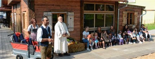 Bei der Einweihung des Übergangs-Kindergartens (von links): KiGa-Leitung BarbaraLaböck, Bürgermeister Alois Loferer und Gemeindereferent Albert Buchetmann. Foto Ammelburger