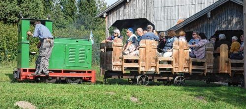 Bei Fahrten mit der Feldbahn können Besucher mehr über die Filzn lernen.