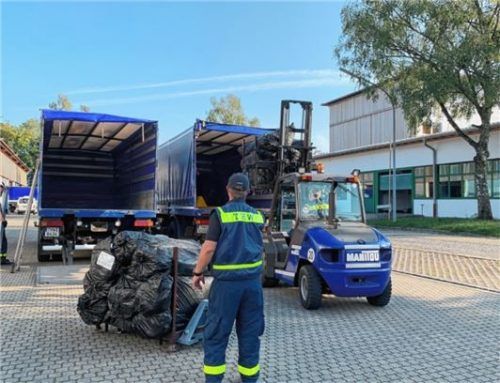 Beim Einladen: Schlafsäcke, Zelte, Feldbetten und Isomatten haben die Ehrenamtlichen transportiert.