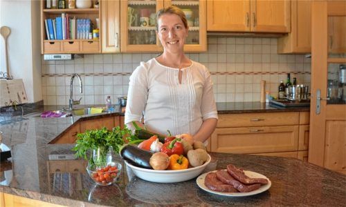 Bereit zum Kochen: Katharina Grießenböck hat fast das gesamte Gemüse aus ihrem Garten.Fotos  Forster