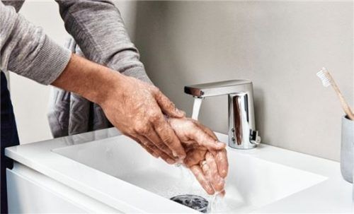 Berührungslose Armaturen machen den Alltag hygienischer und komfortabler.Foto Hansa Armaturen GmbH