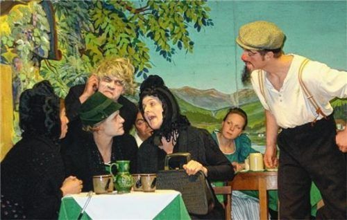 Bis heute spielen die Wildenwarter jedes Jahr an Weihnachten oder im Herbst. Dieses Jahr fällt die Aufführung wegen Corona aus. Unser Bild zeigt einen Szenenausschnitt aus dem Stück Ratsch und Tratsch.Foto  hö