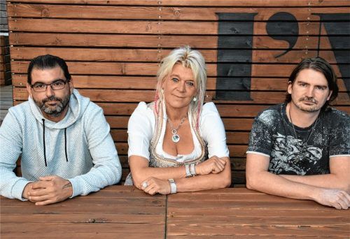 Blicken mit gemischten Gefühlen auf die Wiedereröffnung am Samstag: (von links) die Nachtgastronomen Robert Stein, Josefine Schütz und Franz Fischer. Foto Schlecker