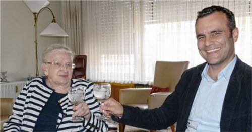 Bürgermeister Alois Loferer gratulierte Paula Müller im Namen der Marktgemeinde zum 90. Geburtstag. Foto Ammelburger