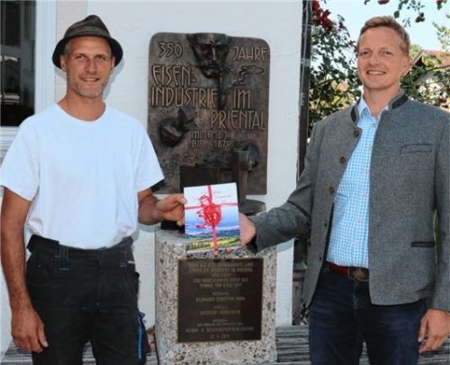 Bürgermeister Simon Frank (rechts) führte den neuen stellvertretenden Bauhofleiter Josef Feistl im Aschauer Rathaus in sein neues Amt ein.Foto Rehberg