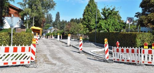 Bürgersteig, Parkstreifen mit Bepflanzung, fünf Meter Fahrbahn – in der Sudetenlandstraße ist trotz Baustelle schon zu erkennen, wie diese in ein paar Wochen aussehen soll. Foto Schlecker