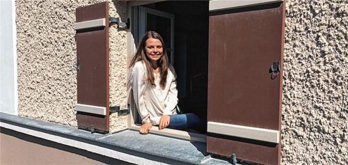 Christina Zuhr im Bürgerhaus: An dieses Fenster klopfen oft Kolbermoorer, um mit dem Team des Bürgerhauses zu ratschen. Foto weinzierl