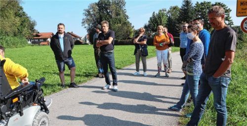 Christoph Maier (links) erläutert Vertretern von CSU, Bündnis90/Die Grünen, Parteifreien Kolbermoor und Bund Naturschutz sein Konzept für eine Streuobstwiese. Foto  re