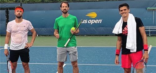 Christopher Kas (Bildmitte) mit Nikolos Bassilaschwili, den er bei den US Open zusätzlich coachte, und mit dem Ex-Rosenheim Federico Coria. Fotos privat