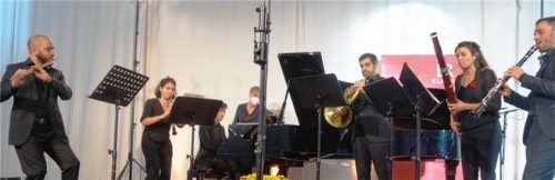 Das Azahar Ensemble mit André Cebrían, Flöte, María Alba Carmona Tobella, Oboe, Antonio Lagares Abeal, Horn, Maria José García Zamora, Fagott, Miquel Ramos Salvadó, Klarinette (vorne von links) sowie Nicholas Rimmer, Klavier, gastierte beim Musiksommer in der Traunsteiner Klosterkirche. Foto Giesen