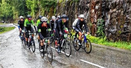 Das Erfolgstrio Frederic Glorieux, Ben Witt und Daniel Debertin, hier in der Führungsgruppe am Fuß des 25 km langen Anstieg zum Col de la Croix de Fer.