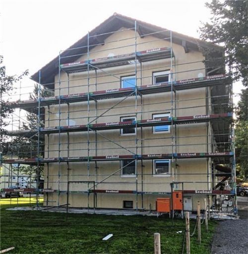 Das Haus mit der Nummer 12 ist eingerüstet. Foto Weinzierl