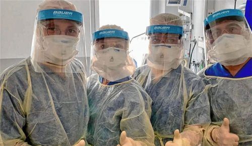 Daumen hoch: Der Sportausrüster Bauer stellte im April auf Schutz-Visiere für Mediziner um und erlöste das Klinikum mit einer Lieferung aus einem Engpass. Foto privat