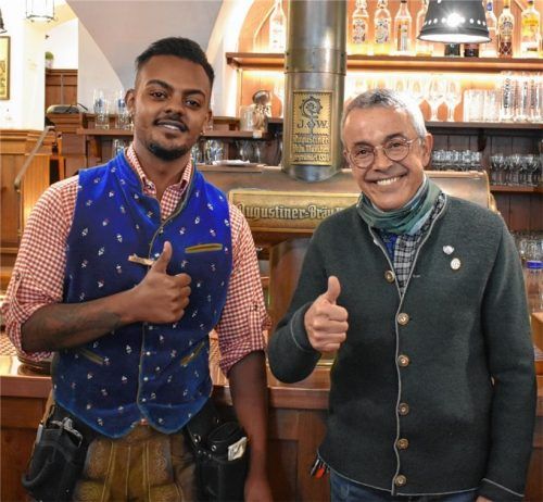 Daumen hoch: Wirt Eric Brodka (rechts) und Mitarbeiter Abel Samuel vom „Zum Augustiner“ freuen sich über Lockerungen der Corona-Einschränkungen. Foto Hausmann