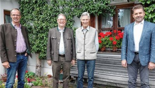 Dem Jubilar Franz Höflinger (Zweiter von rechts), gratulierten Bürgermeister Matthias Schlechter (von rechts) und die ehemaligen Bürgermeister Jakob Strobl und Sepp Heigenhauser. Foto Hauser