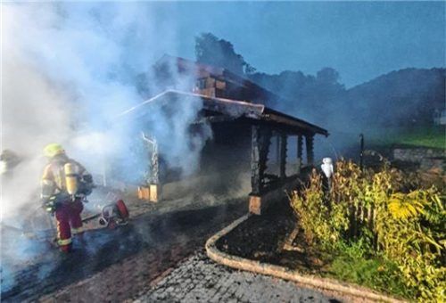 Den Kameraden von drei Wehren gelang es, ein Übergreifen des Feuers auf die Wohnhäuser zu verhindern.